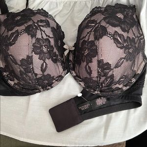 Victoria’s Secret black lace bra size 36 DD in excellent condition